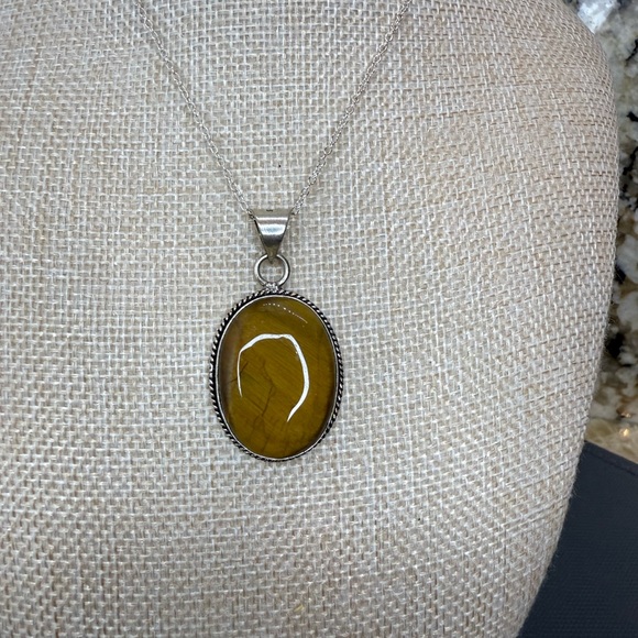 Elegant Gold and Silver Jewelry Set - Picture 2 of 5